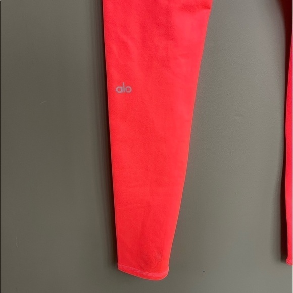 Alo Mid Rise Stash Pocket Leggings in Bright Coral Size Small - Picture 5 of 5